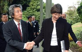 (1)Koizumi talks with N.Z. Premier Clark